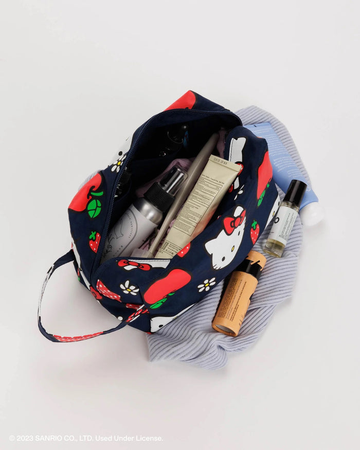 DOPP KIT HELLO KITTY APPLE — by Baggu