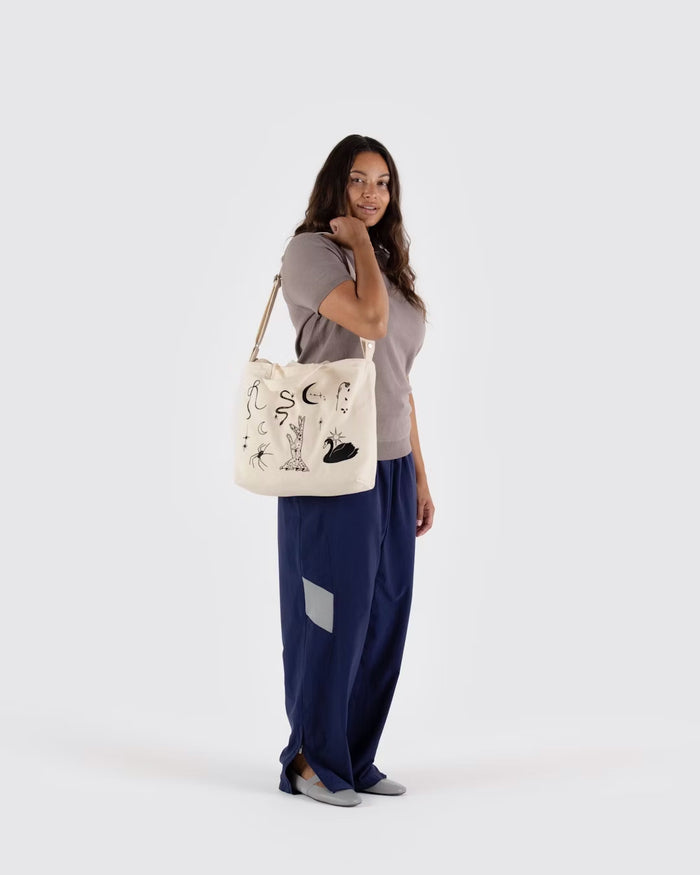 HORIZONTAL ZIP DUCK BAG “EMBROIDERED BALLET ICONS” — by Baggu