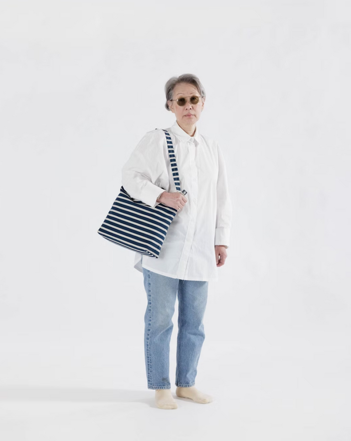 HORIZONTAL ZIP DUCK BAG NAVY STRIPE — by Baggu