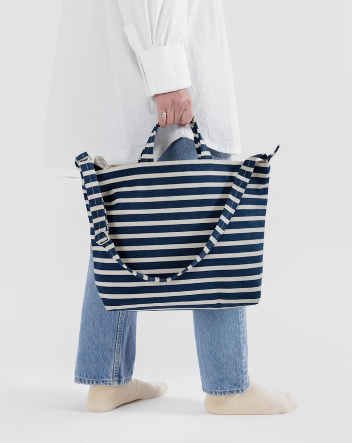 HORIZONTAL ZIP DUCK BAG NAVY STRIPE — by Baggu
