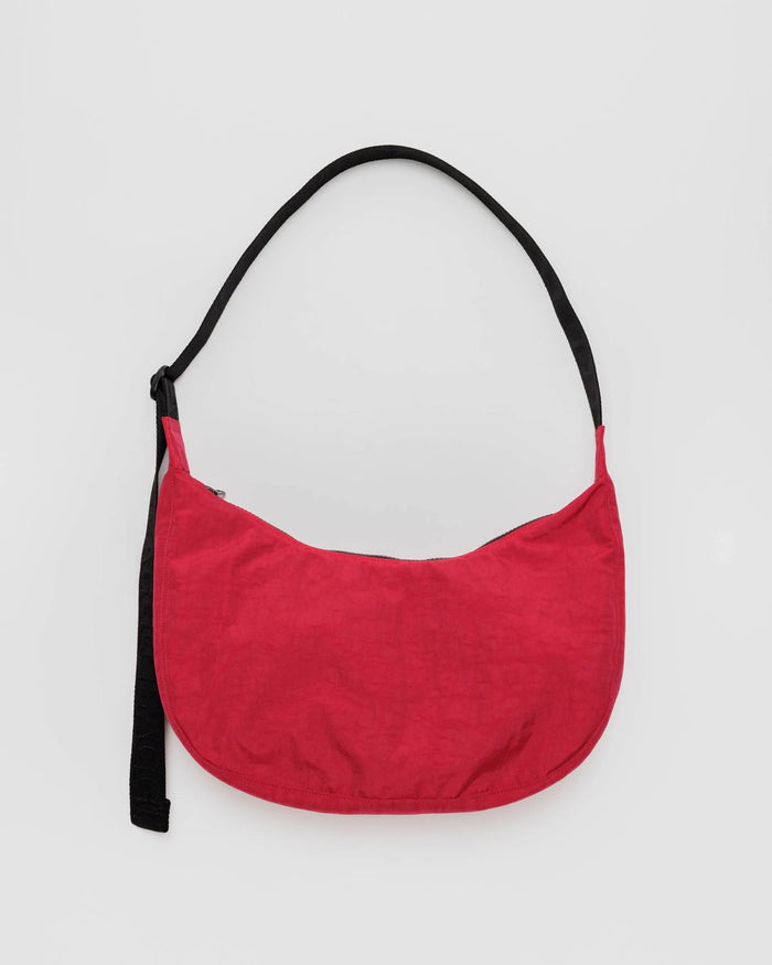 MEDIUM CRESCENT BAG CANDY APPLE — by Baggu