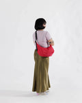 MEDIUM CRESCENT BAG CANDY APPLE — by Baggu