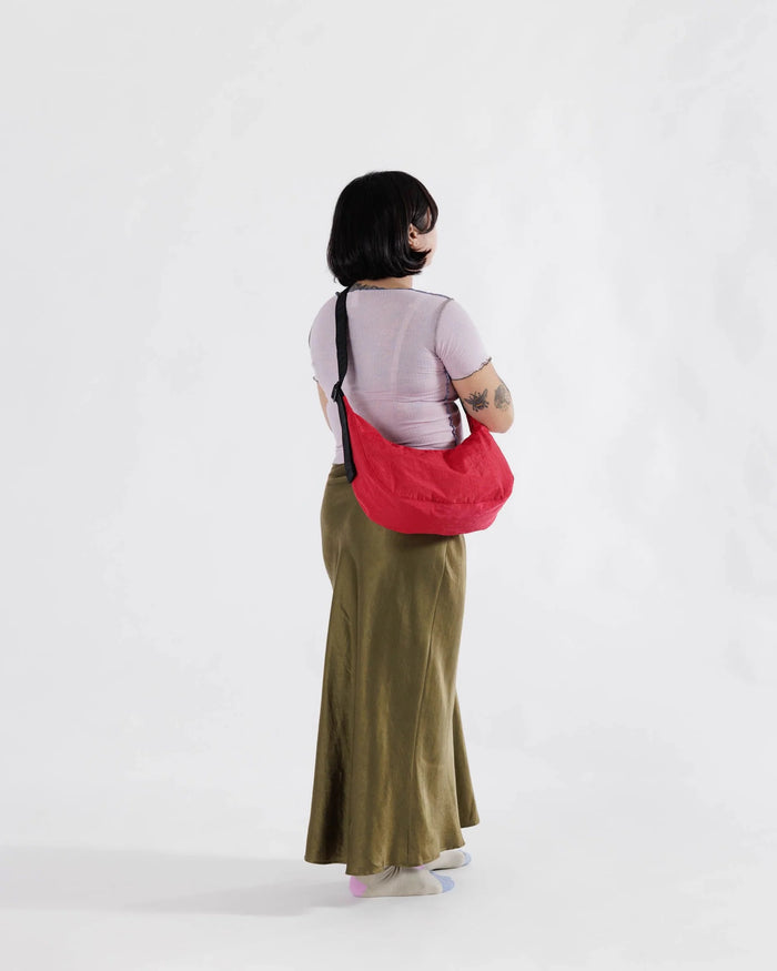 MEDIUM CRESCENT BAG CANDY APPLE — by Baggu