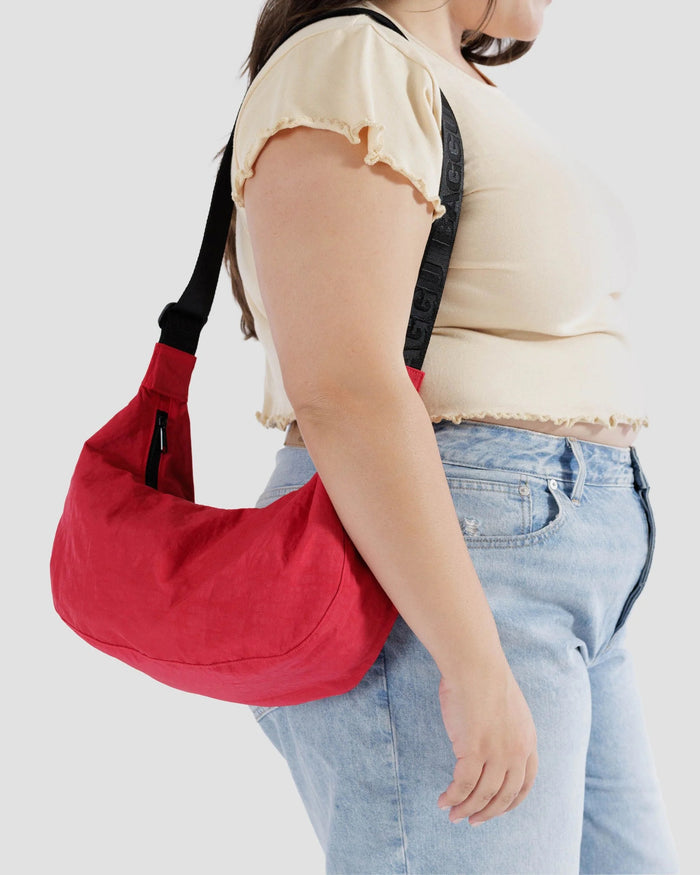 MEDIUM CRESCENT BAG CANDY APPLE — by Baggu