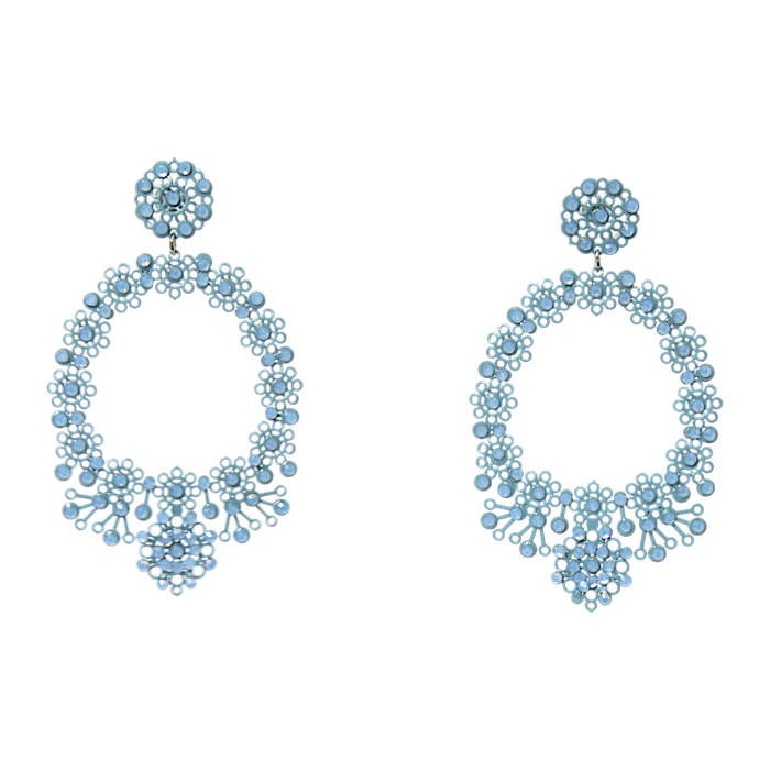 1. Immagine prodotto frontale
Light blue oval lace-inspired earrings with Swarovski crystals and enamelled metal laminae, INGA Sirmione.

2. Immagine sul manichino
Light blue oval statement earring shown on mannequin to illustrate real proportions and size.

3. Immagine editoriale indossata
Close-up editorial portrait of a model wearing light blue oval lace earrings with Swarovski crystals.