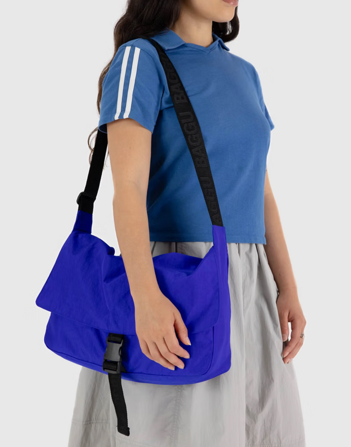 NYLON MESSENGER BAG “LAPIS“ — by Baggu