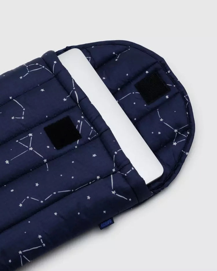 PUFFY LAPTOP SLEEVE, “CONSTELLATION MIDNIGHT” 13"/14" — by Baggu