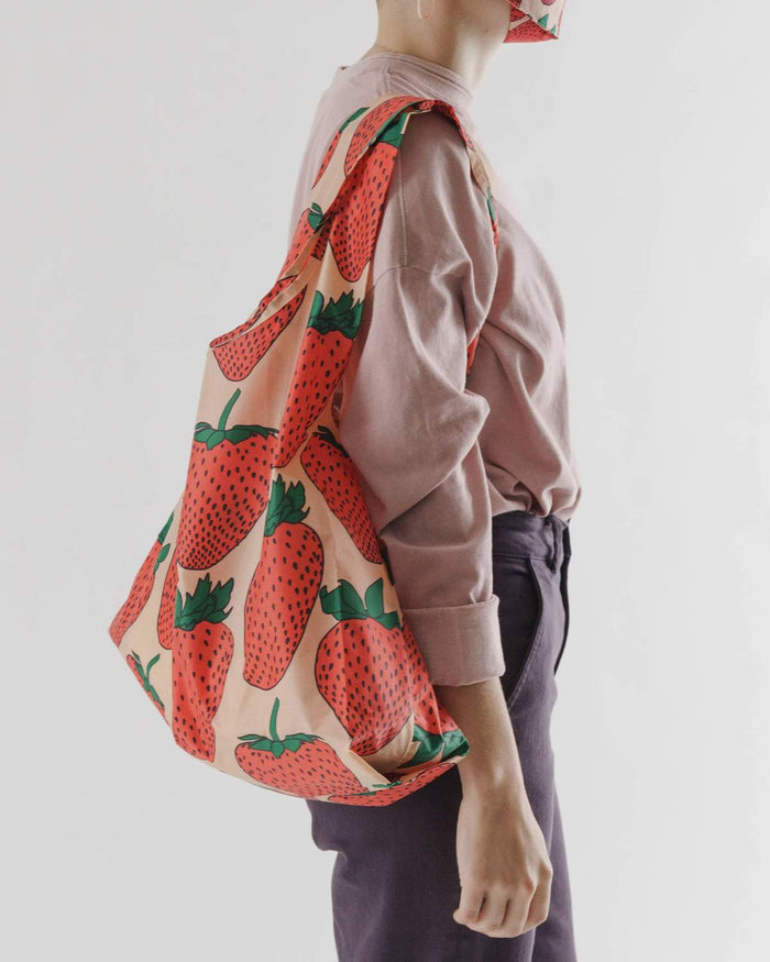 STANDARD STRAWBERRY REUSABLE BAG — by Baggu