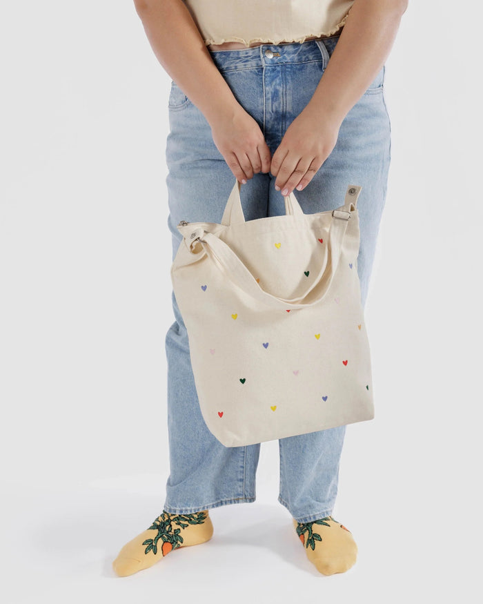 ZIP DUCK BAG EMBROIDERED HEARTS — by Baggu