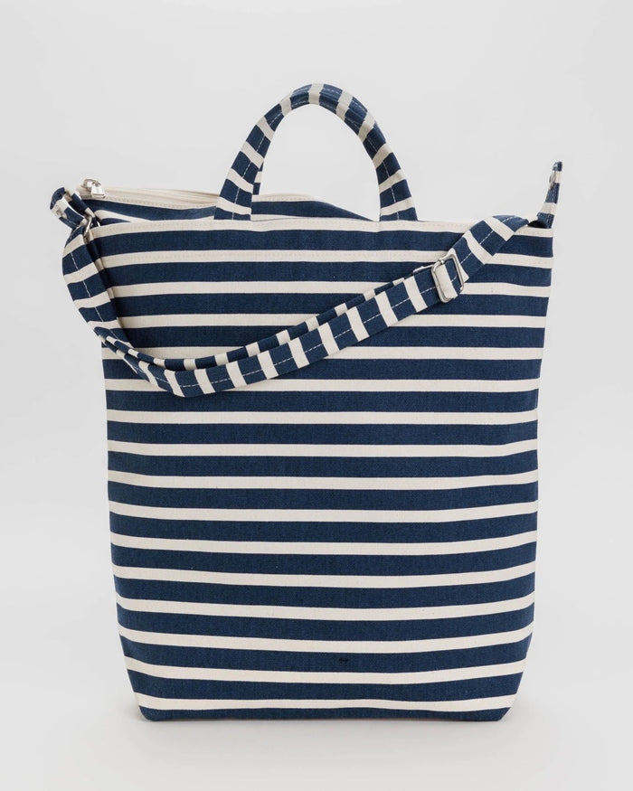 ZIP DUCK BAG NAVY STRIPE — by Baggu