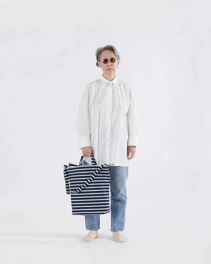 ZIP DUCK BAG NAVY STRIPE — by Baggu