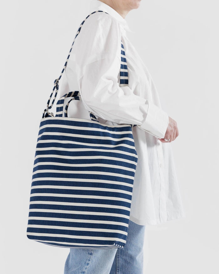 ZIP DUCK BAG NAVY STRIPE — by Baggu